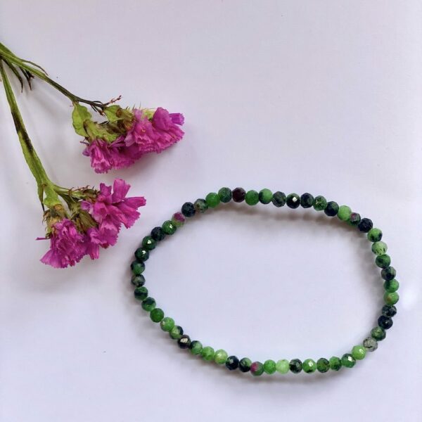 Rose providence bracelet facettes rubis sur zoïsite